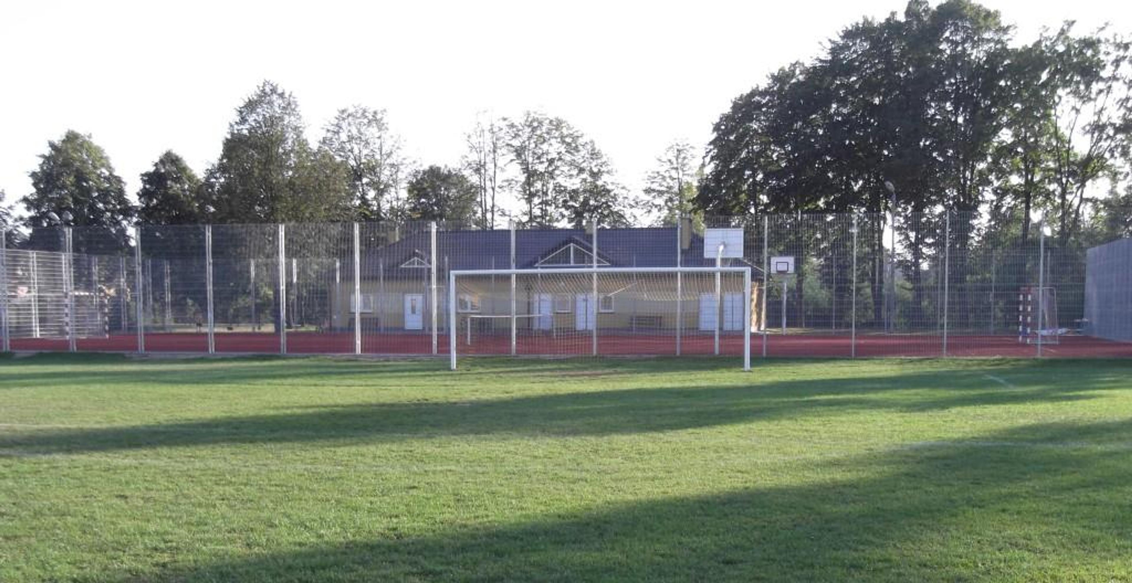 Boisko i budynek klubowy z szatniami