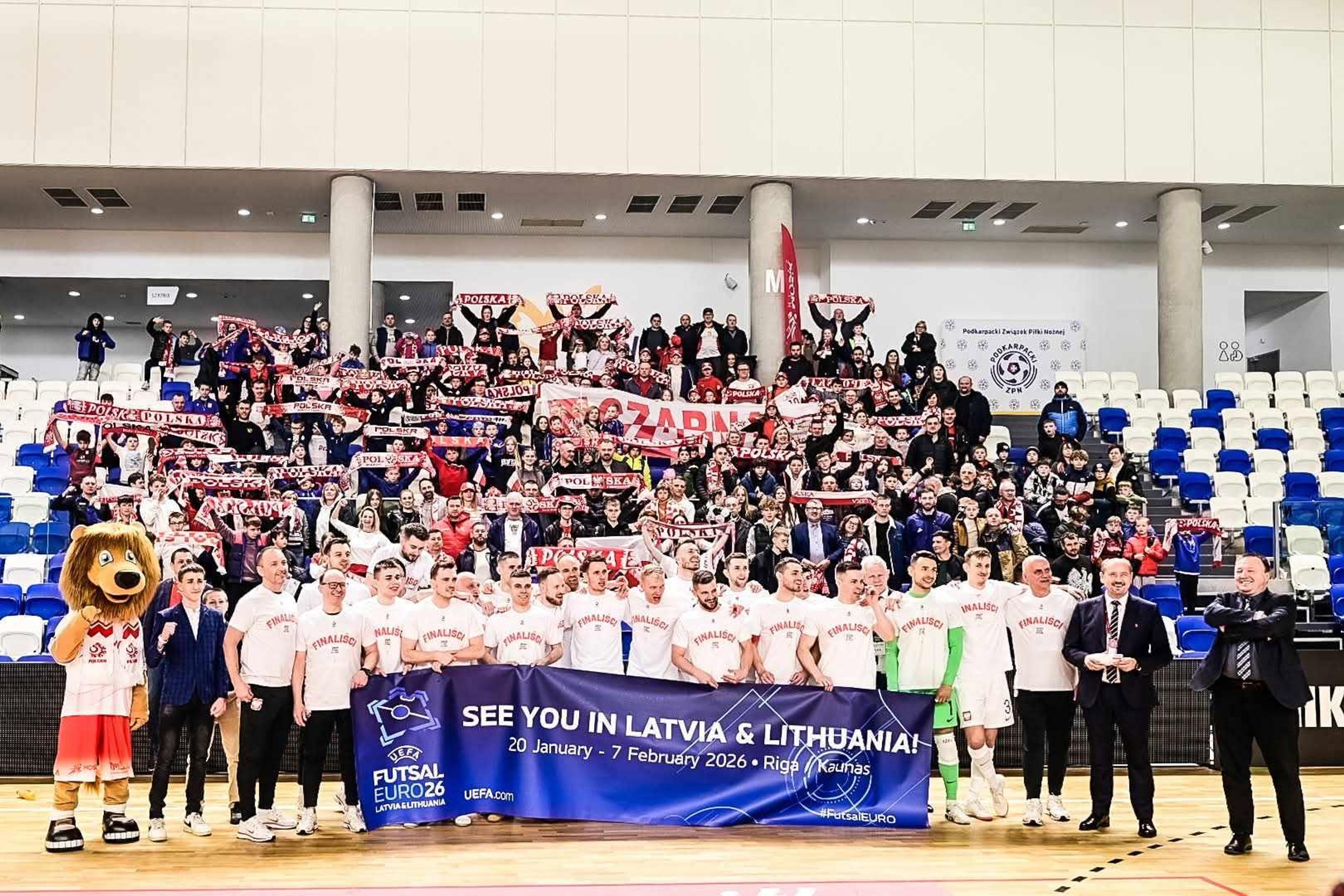Grupa Młodej Czarnovii na trybunach hali w Mielcu