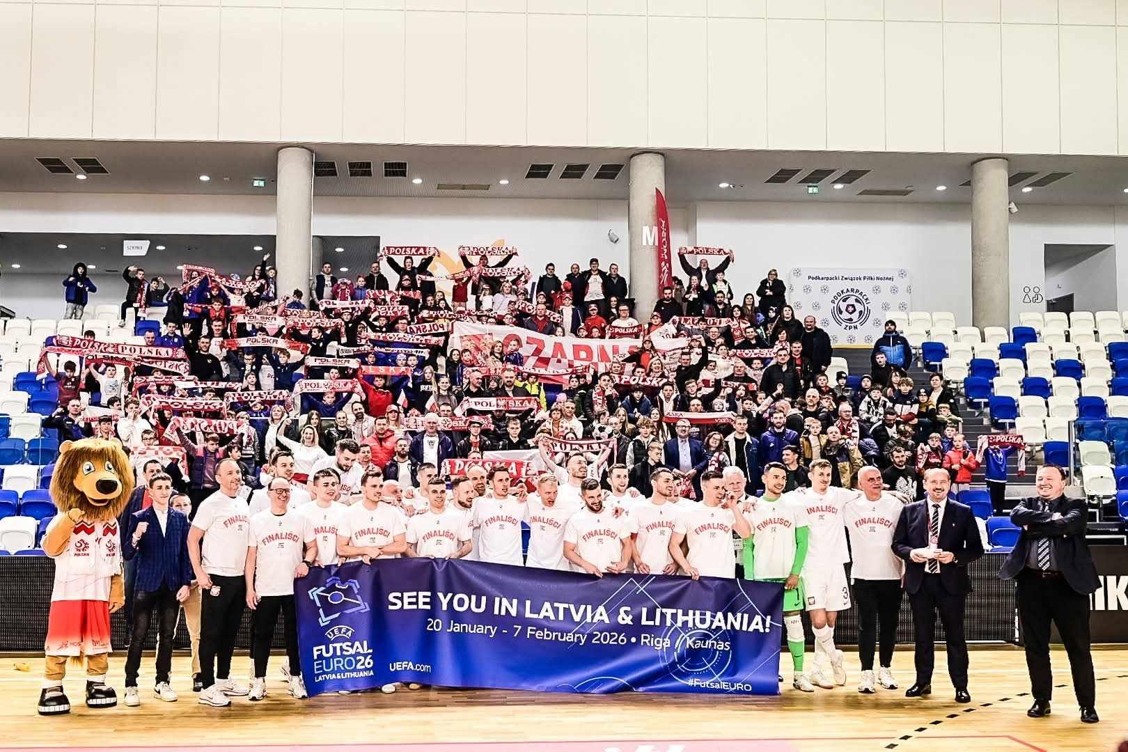 Grupa Młodej Czarnovii na trybunach hali w Mielcu
