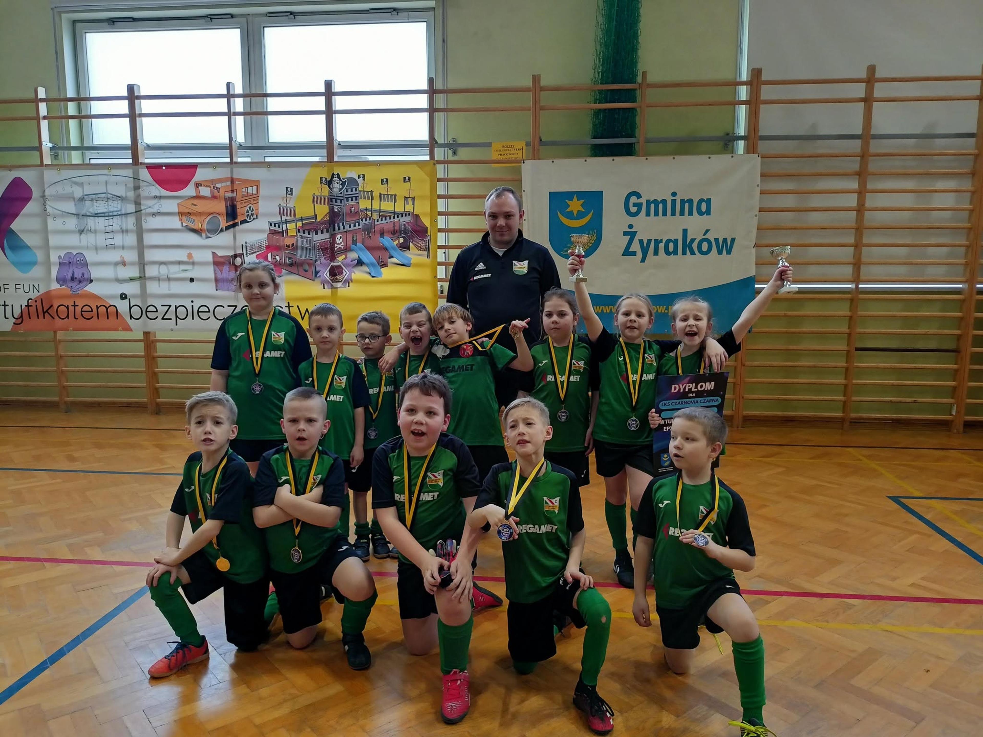 Drużyna Młodej Czarnovii w hali podczas turnieju