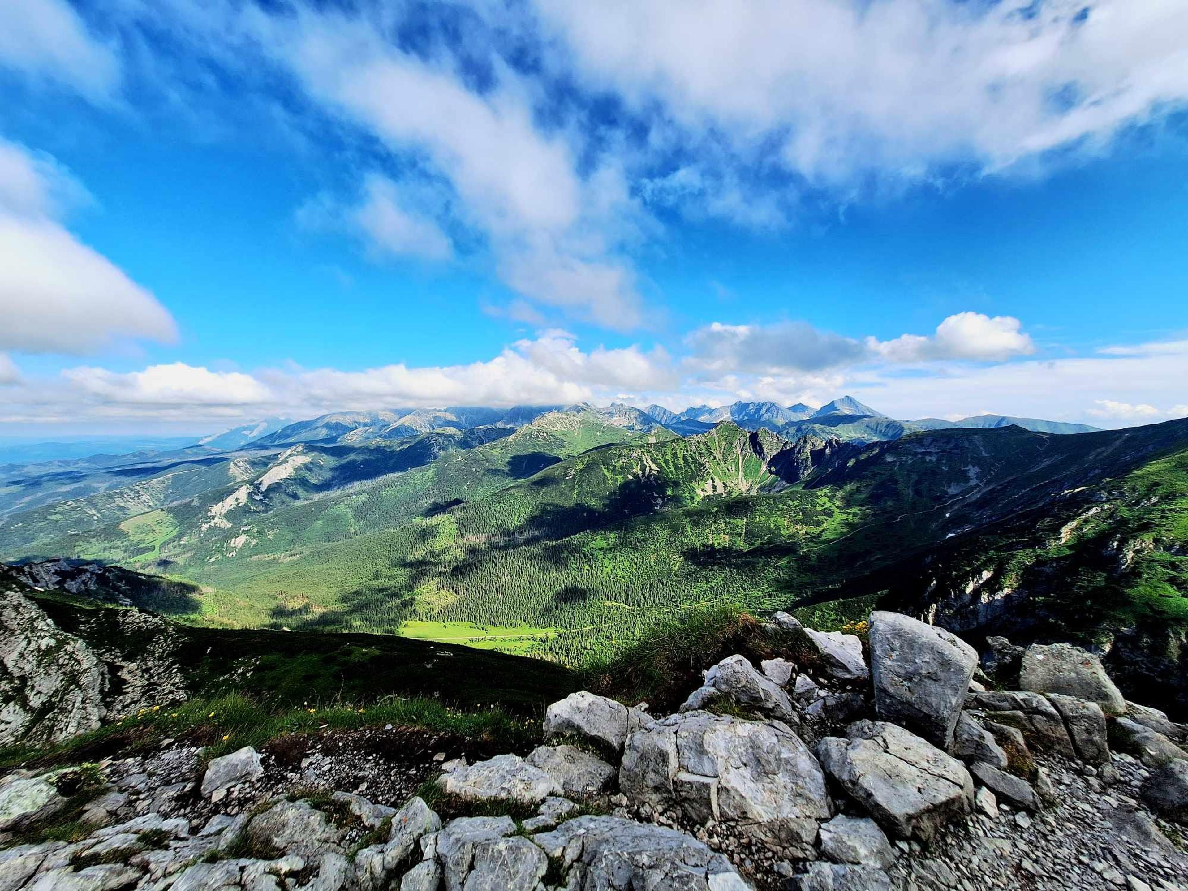 Panorama Tatr z grani w słoneczny dzień