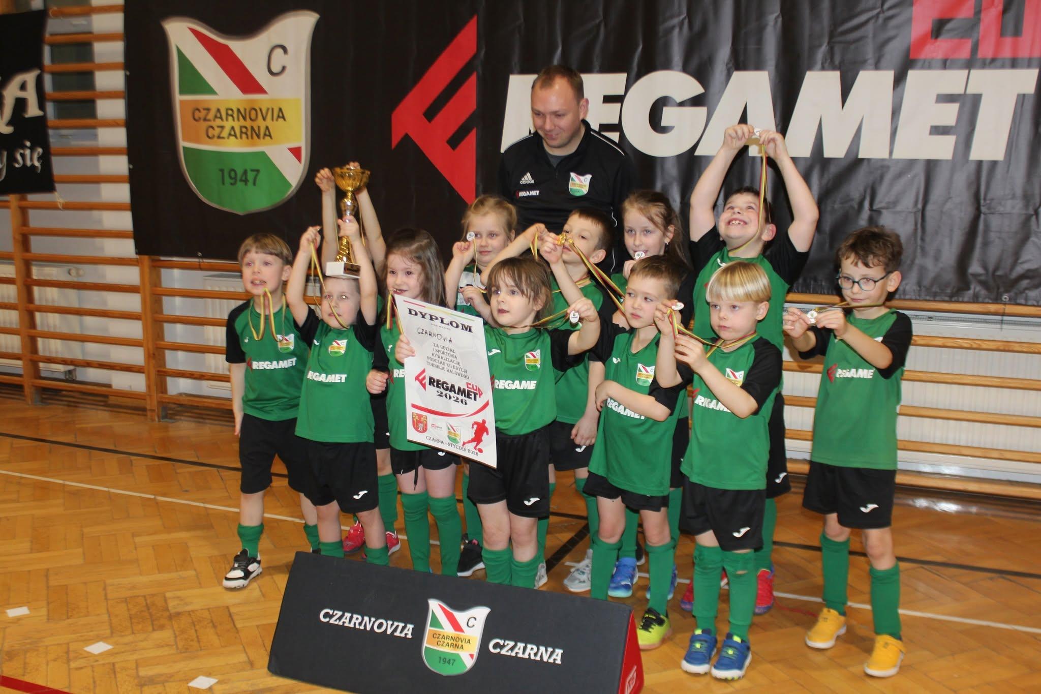 Młodzi zawodnicy z medalami Regamet Cup 2026