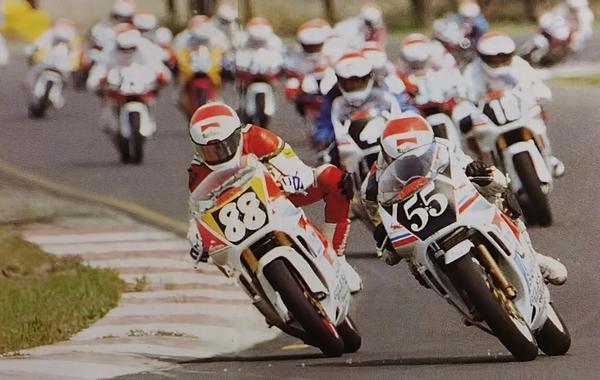 Gruppo di Gilera 125 in curva durante una gara del Trofeo Gilera, Gilera Cup inizio anni '90