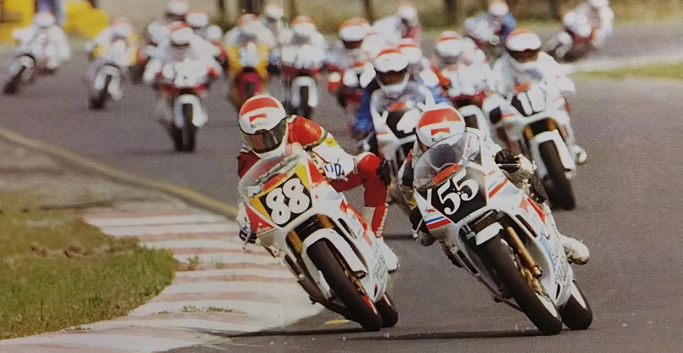 Gruppo di Gilera 125 in curva durante una gara del Trofeo Gilera, Gilera Cup inizio anni '90