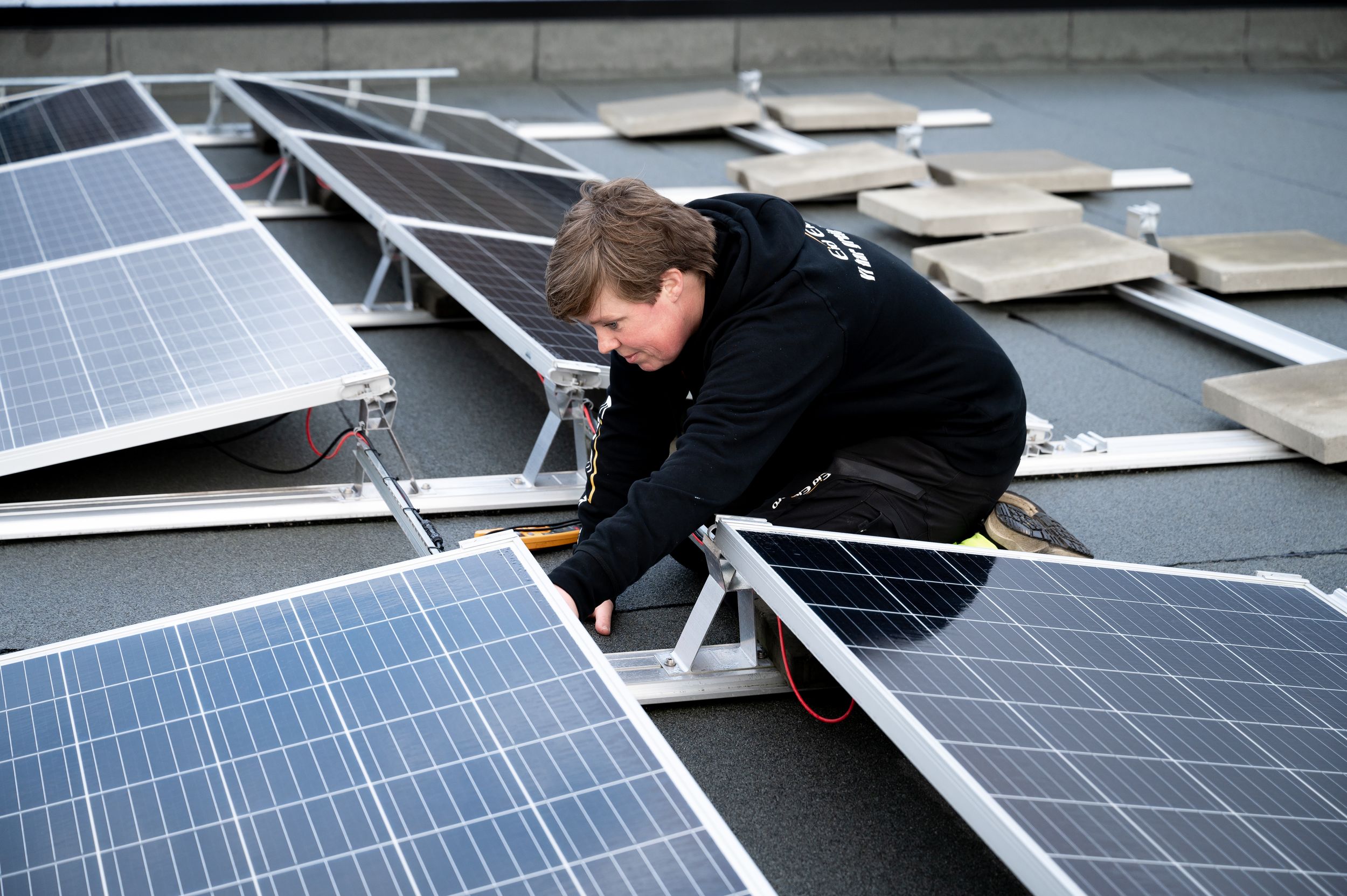 Installasjon av solcellepanel på et tak.