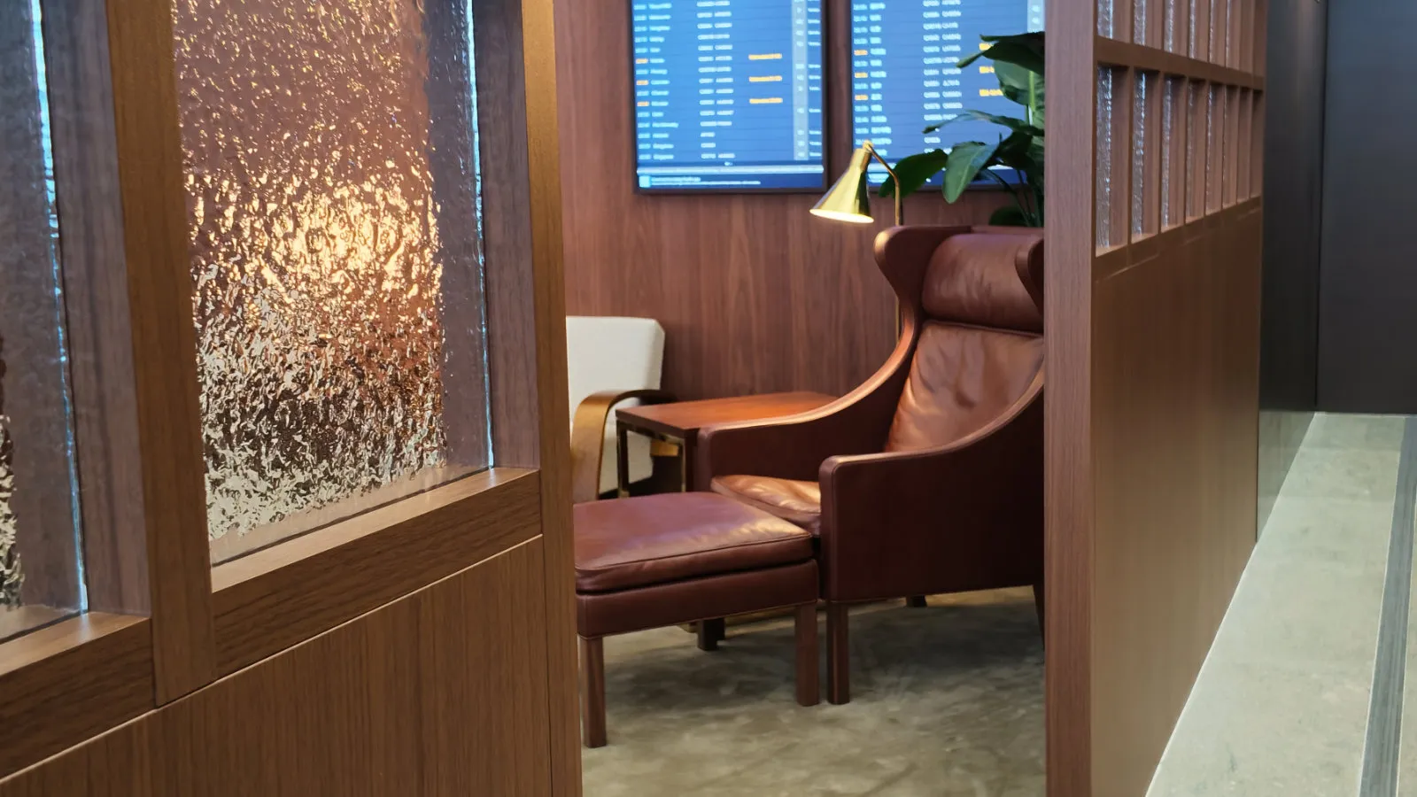 Review: Cathay Pacific The Wing First Class Lounge, Hong Kong