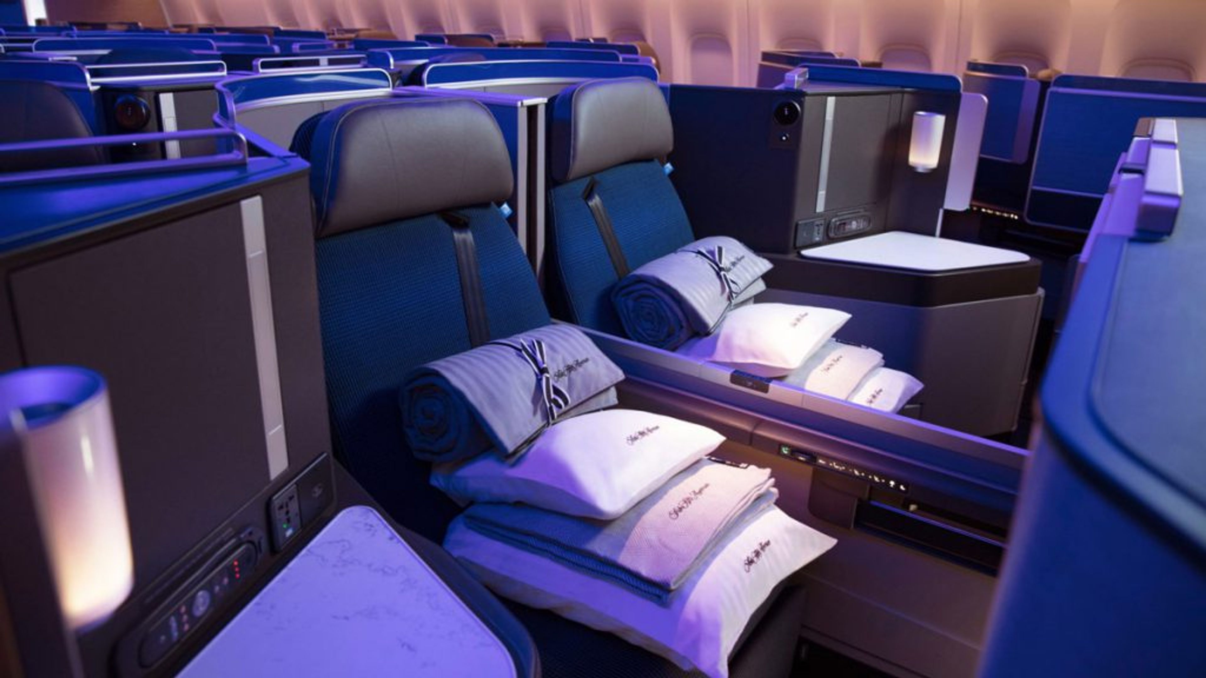 united polaris middle seats