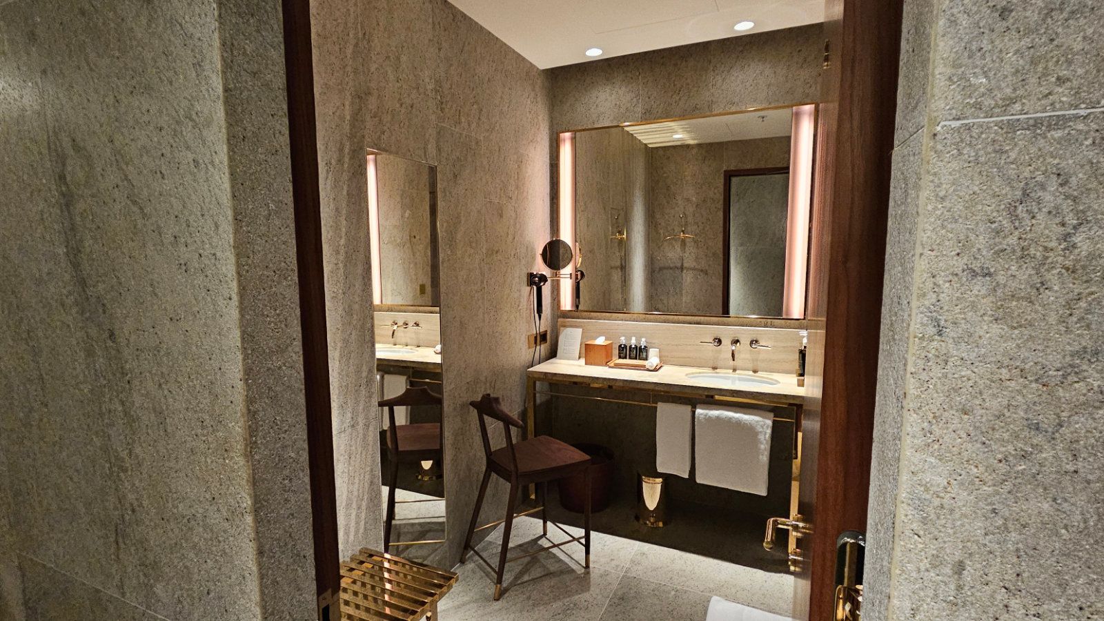 Review: Cathay Pacific The Wing First Class Lounge, Hong Kong