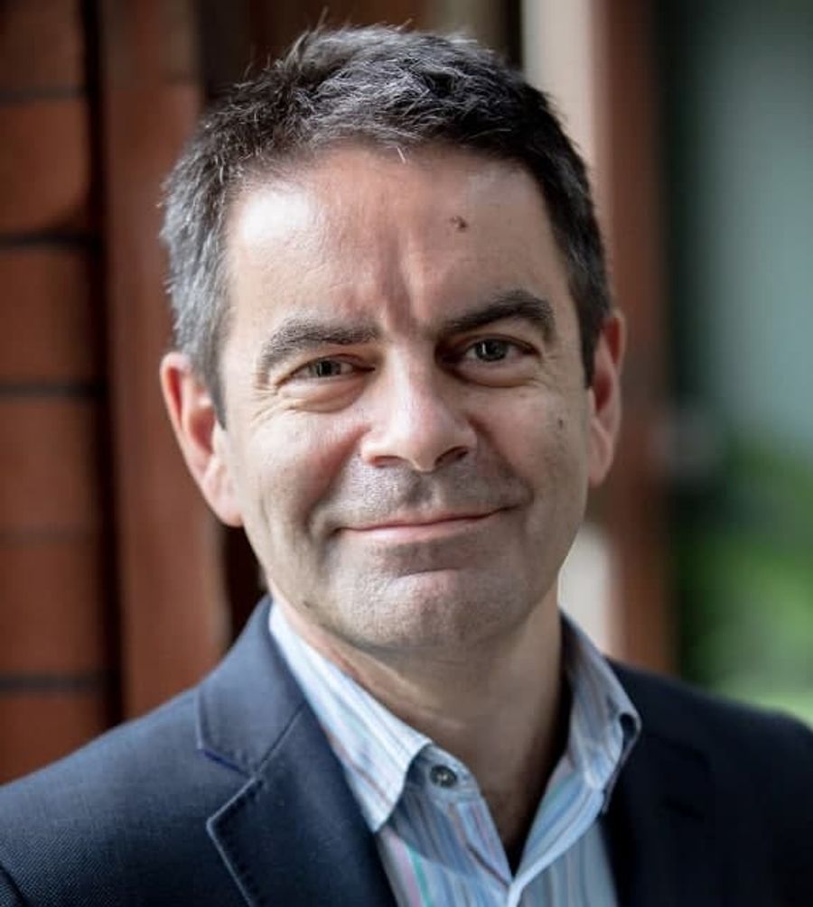 Simon Roberts headshot Sept 2015 small (573x640)