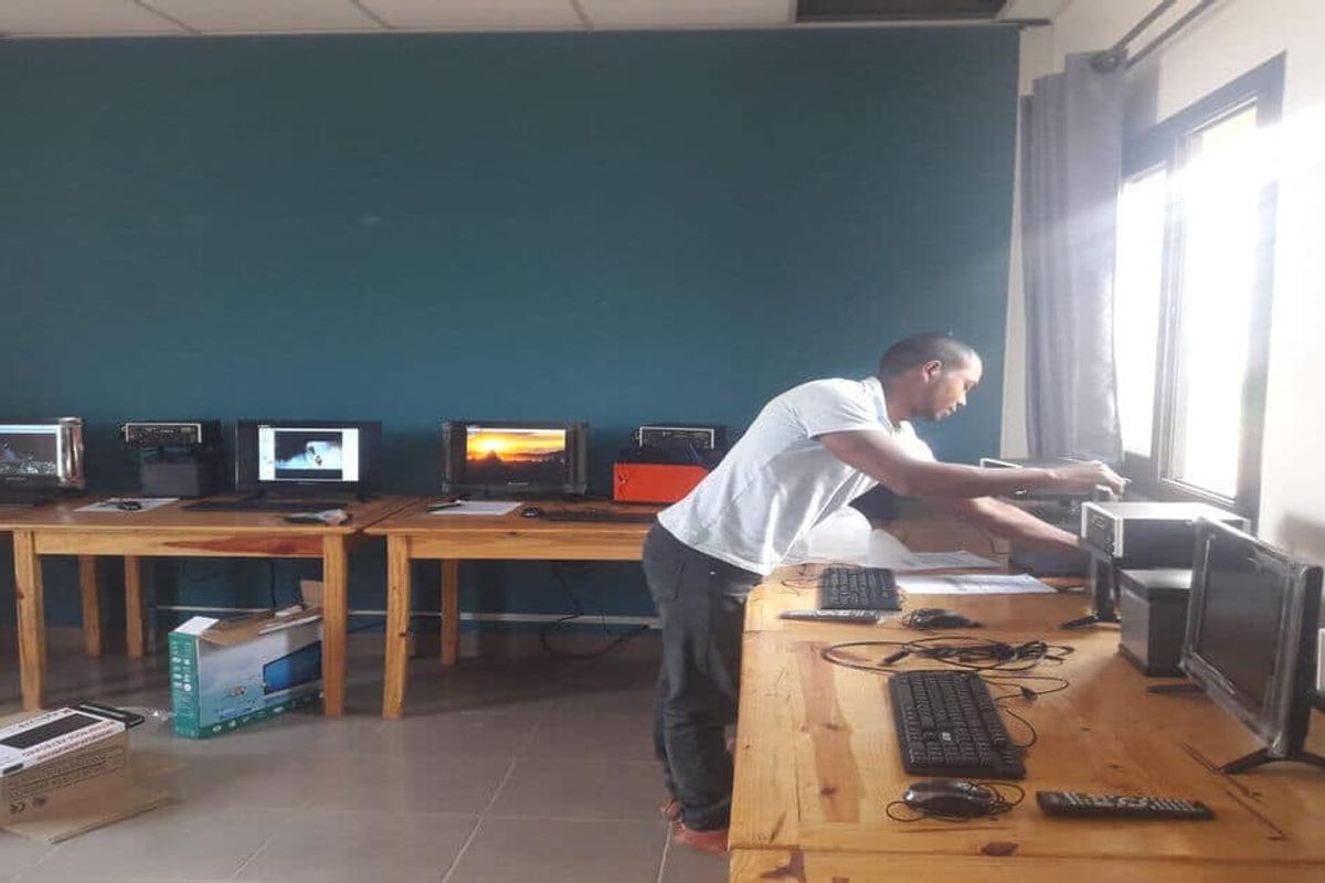 Aceleron and Jirogasy's solar-powered computers, the Jirodesk 2