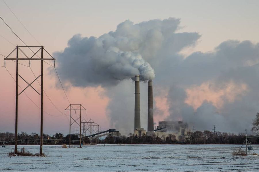 Coal-fired power station emitting smoke.