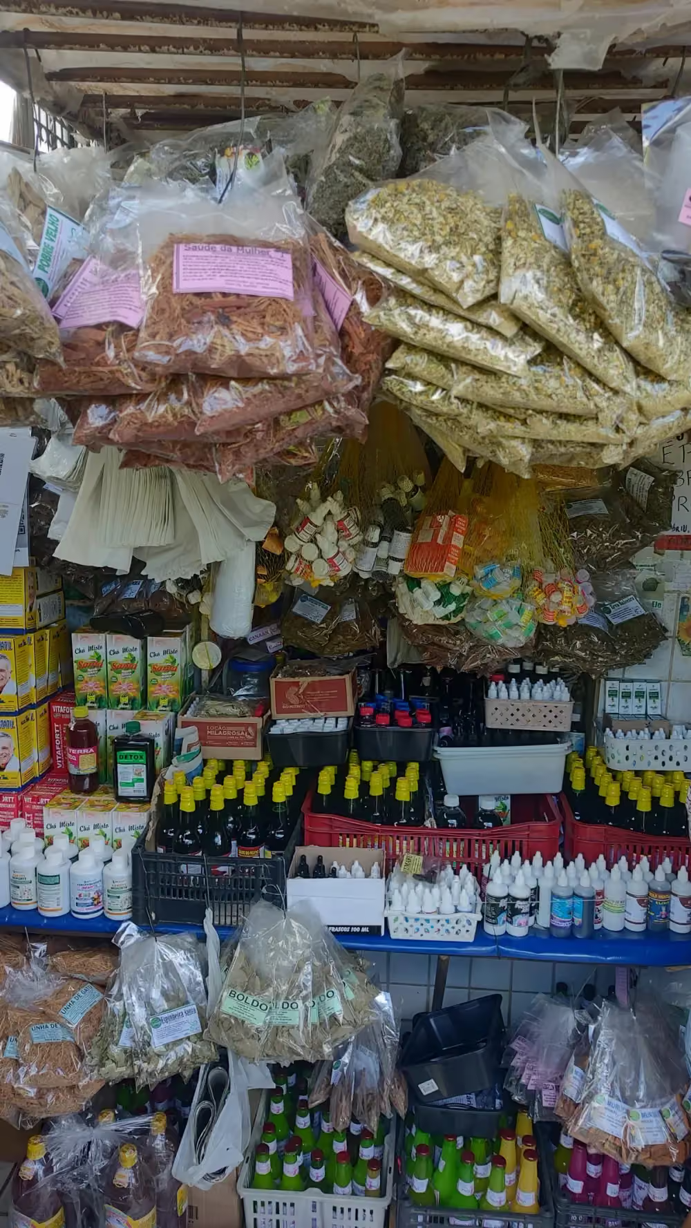 Preparações de plantas medicinais no Mercado Público de Manaus