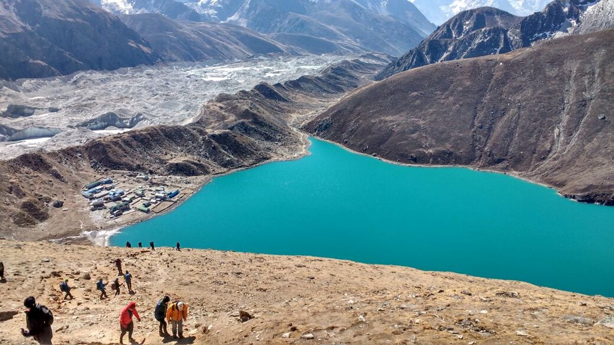 Everest Base Camp Via Gokyo Lakes trek photo 3