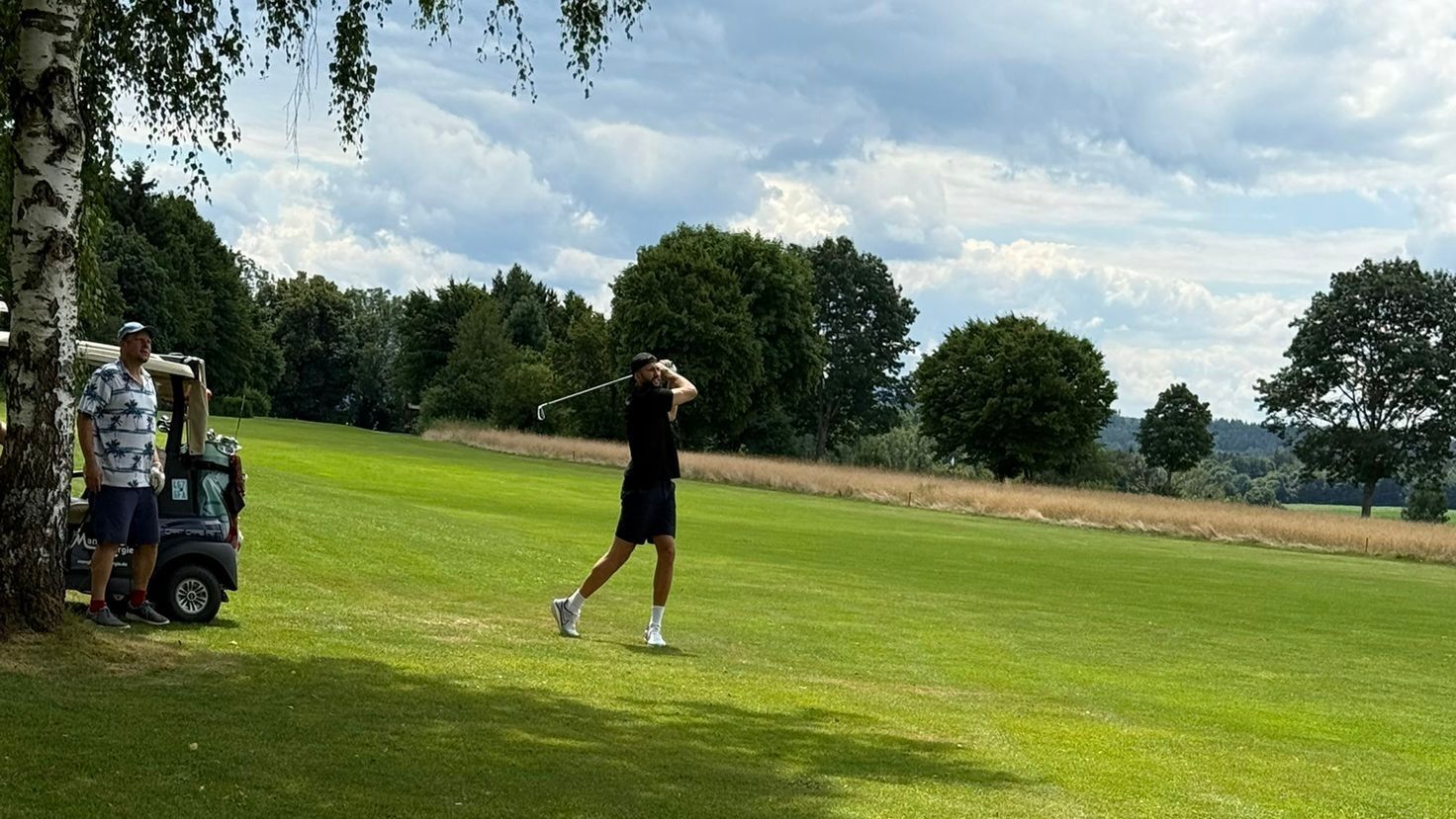 Maxi mit der perfekten Trophy Pose – PGA Tour ready, zumindest optisch!