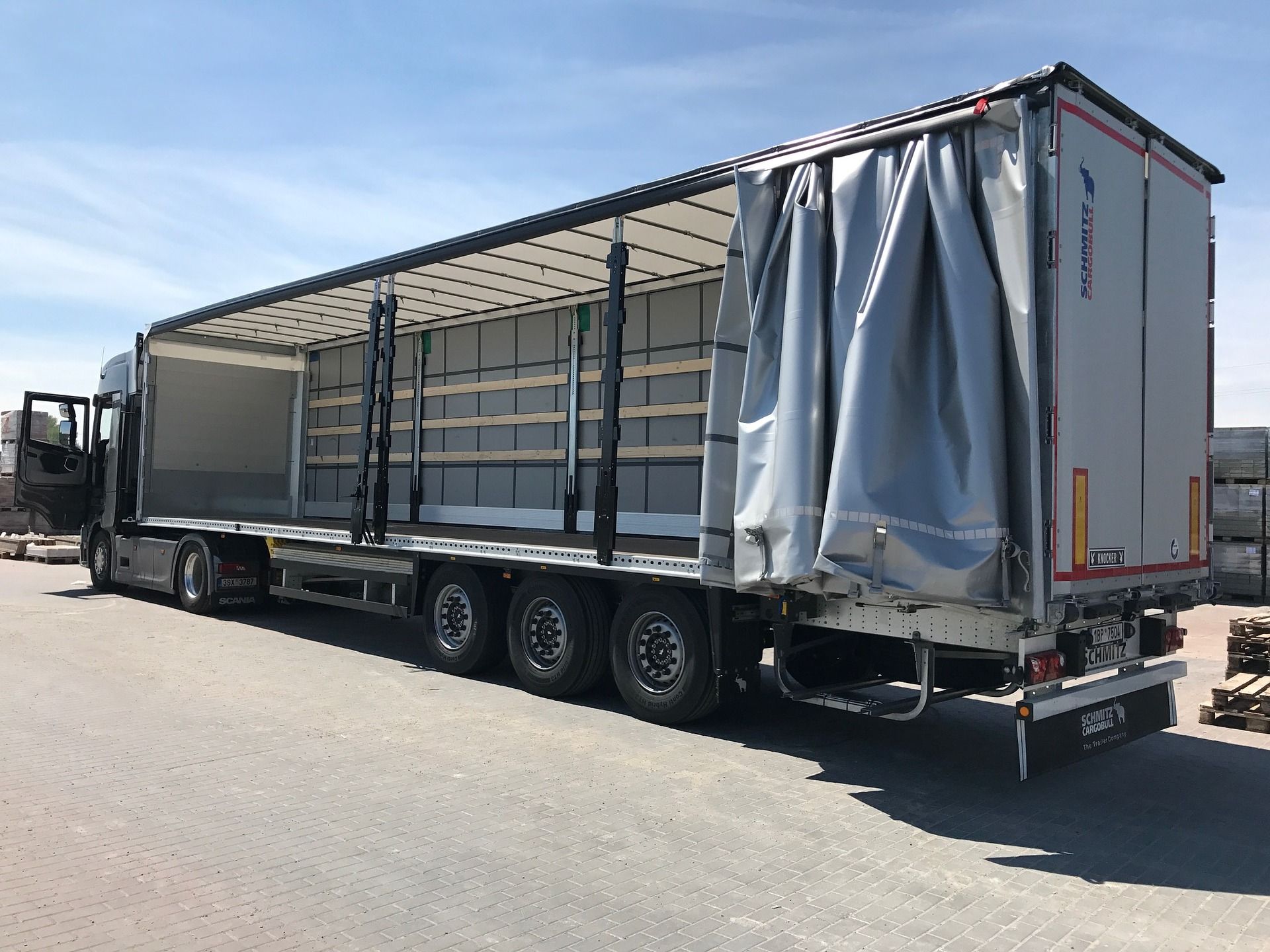Transport towarów – spedytor czy przewoźnik?