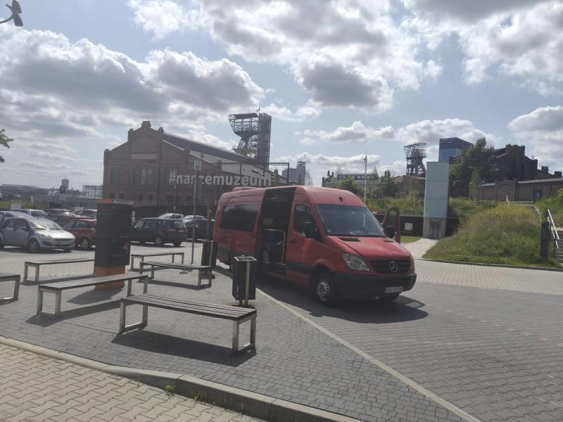 Nowoczesny transport osób na Śląsku – dlaczego flota i bezpieczeństwo mają znaczenie?