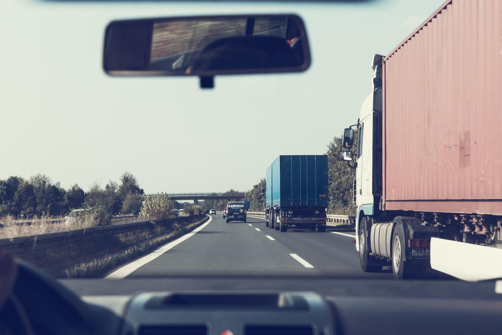 Transport towarów – czym kierować się podczas wyboru firmy transportowej?