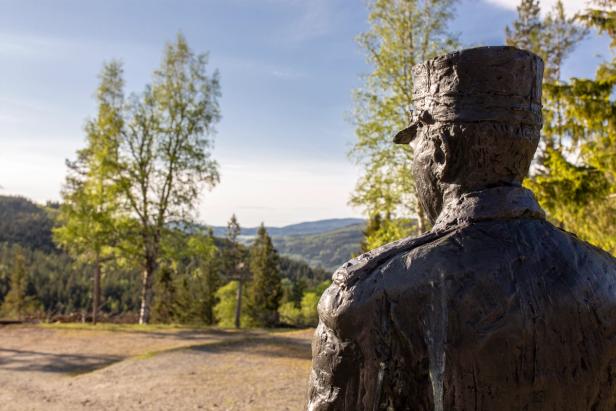 A statue of an Norwegian Major looking out into the distance on a sunny summer day