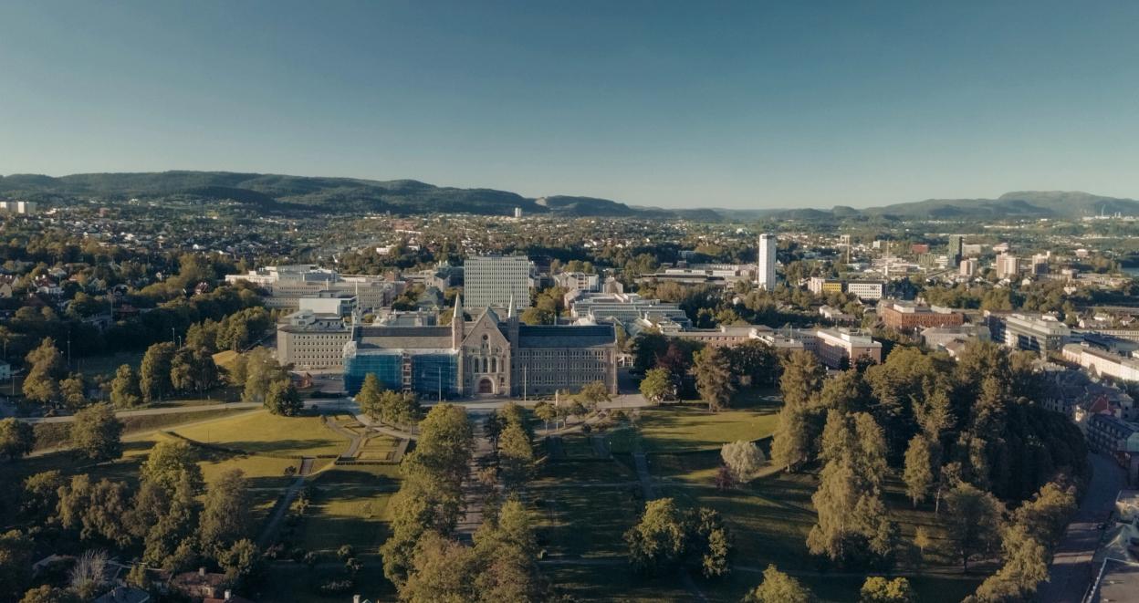 drone photo of NTNU Gløshaugen on a summer day.