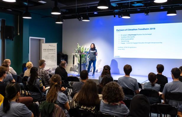 A speaker at the 2019 Trondheim Climathon in the conference room at Digs co-working