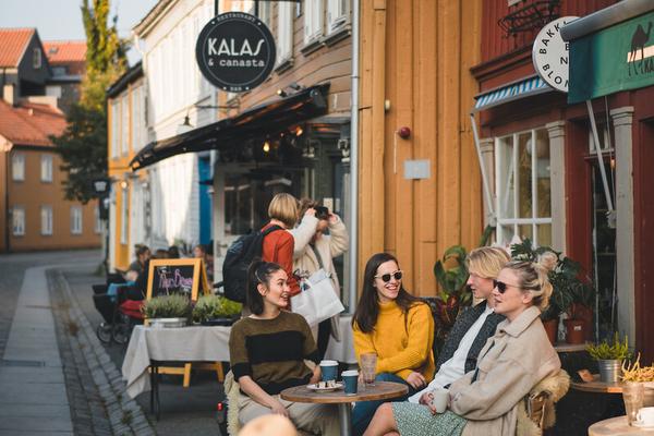 Outdoor café seating at Bakklandet, Trondheim