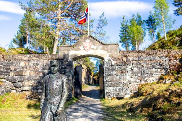 Statue in front of Hegra Fortress entrance.