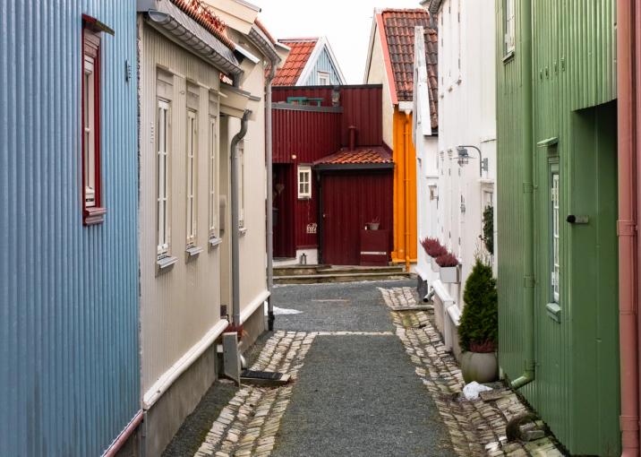The colourful wooden houses of Ila