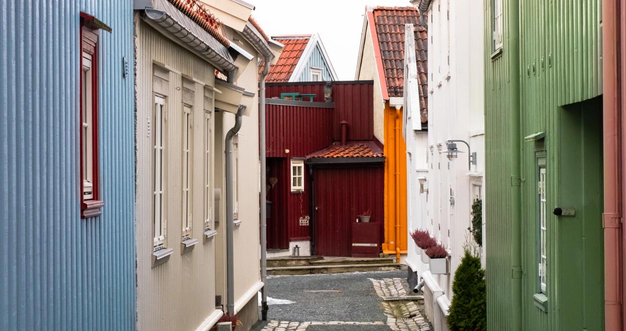 The colourful wooden houses of Ila