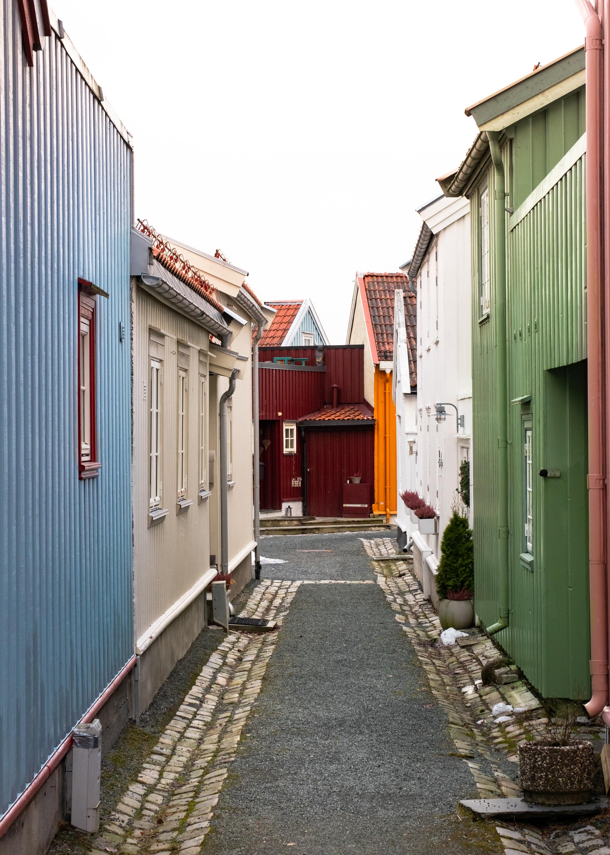 The colourful wooden houses of Ila