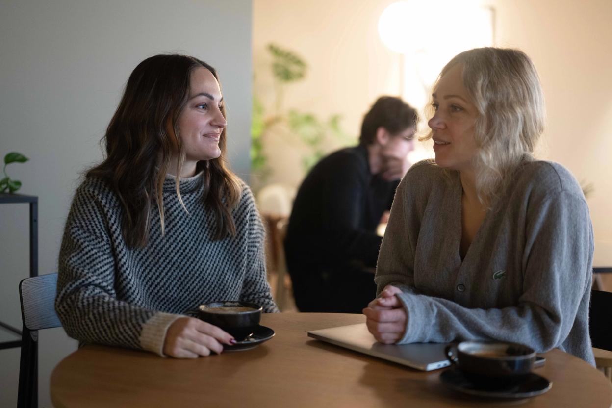 McKenna Starck and Jaya Thomlison drinking coffee