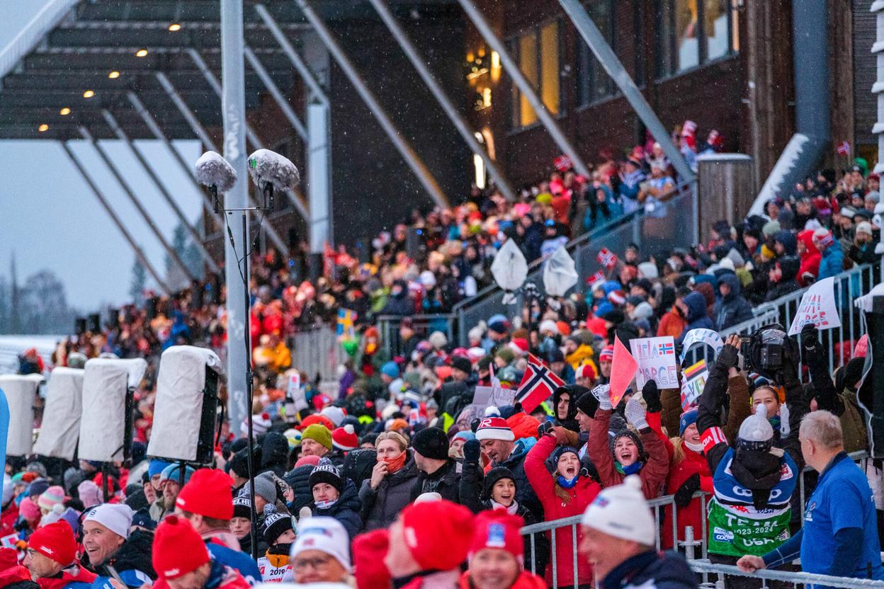 Spectators at Granåsen during pre-championship. Norwegian flags. Spectator ranks.