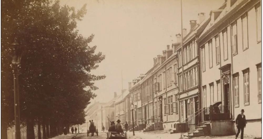 Old photo from Kjøpmannsgata street in Trondheim. Horse and Carriage. 1893.
