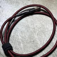Cable de bobina combinando paracord rojo, techflex negro y termo negro