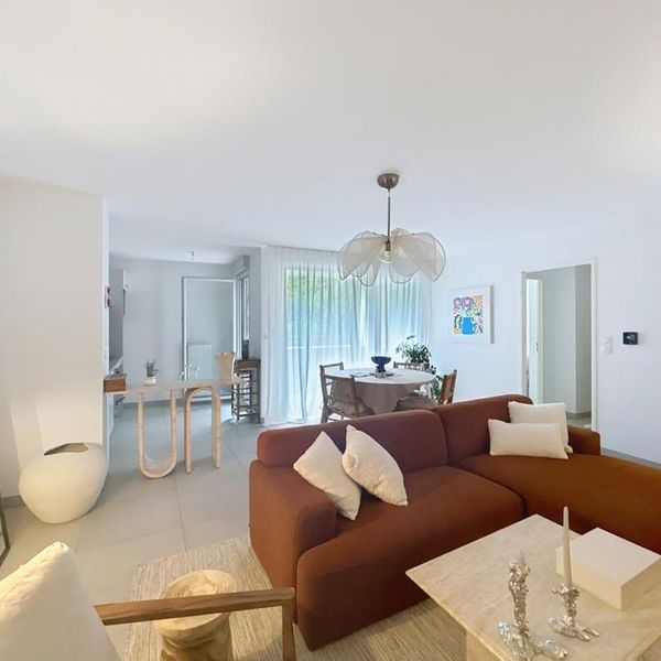 Location T3 de 70 m² avec terrasse et place de parking Compans