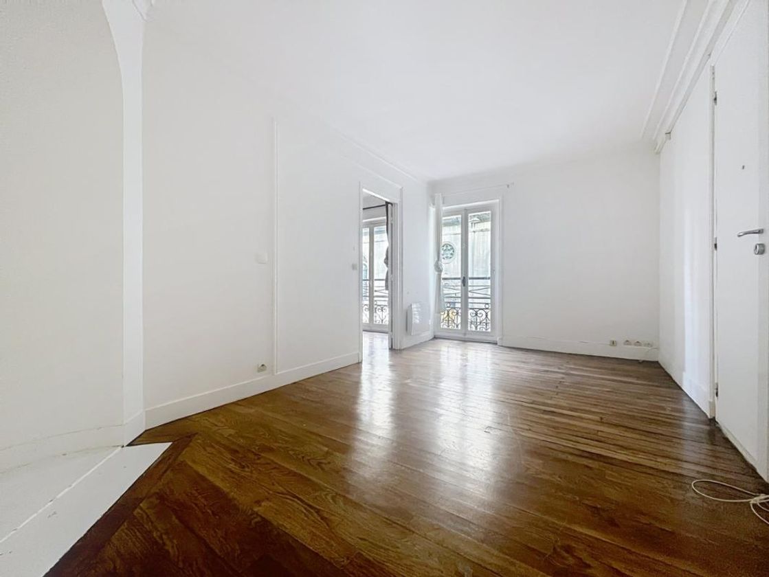 T2 non meublé - rue de Clichy - Paris (9)