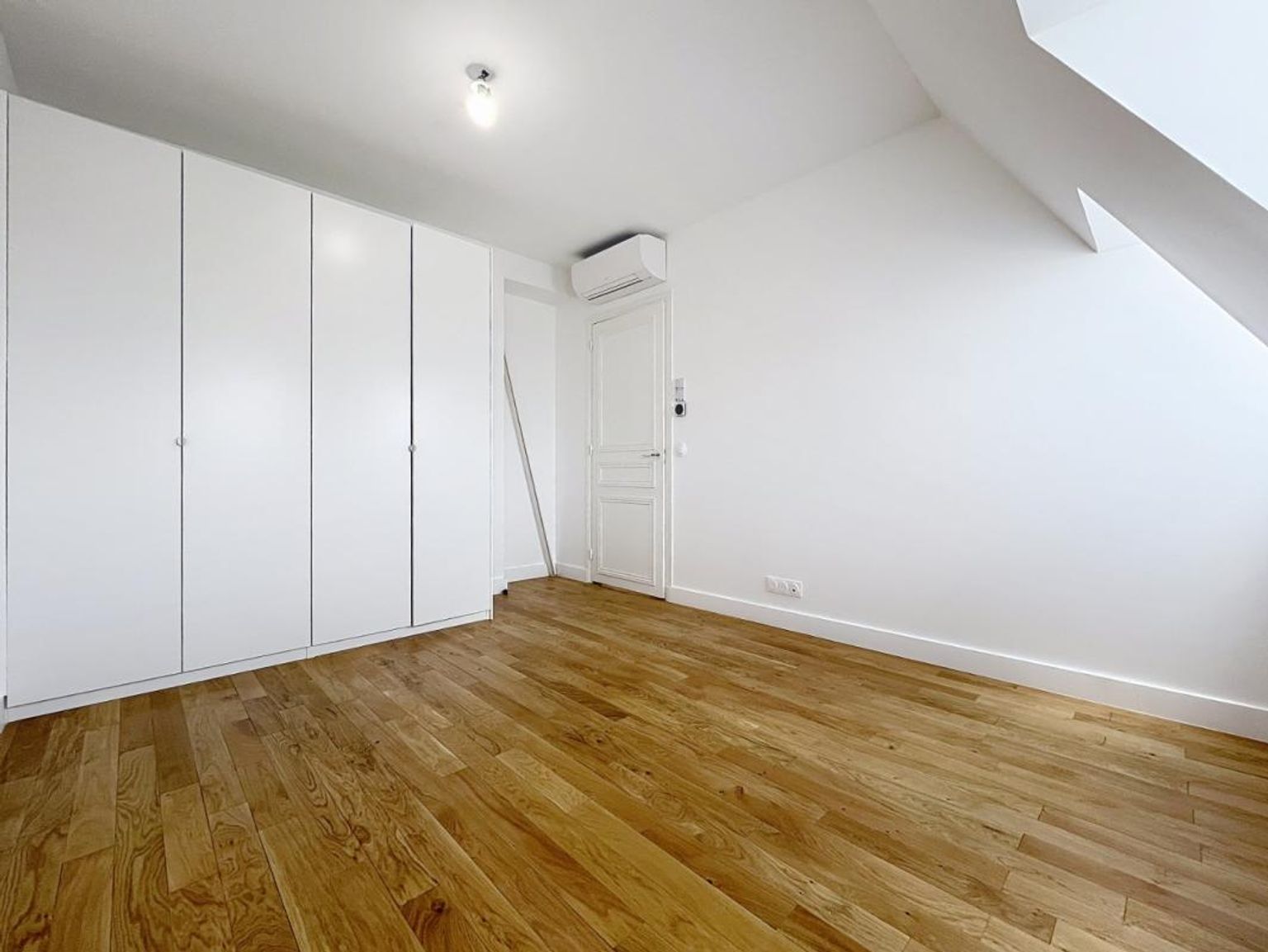 T5 de 156.93 non meublé, rue de Liège - Paris (8)