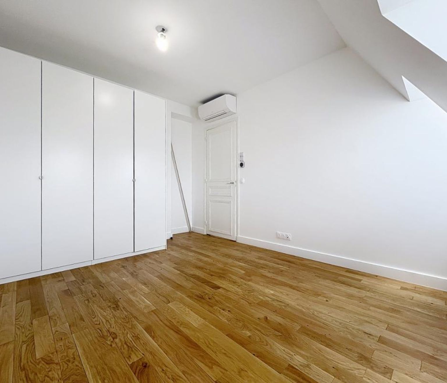 T5 de 156.93 non meublé, rue de Liège - Paris (8)