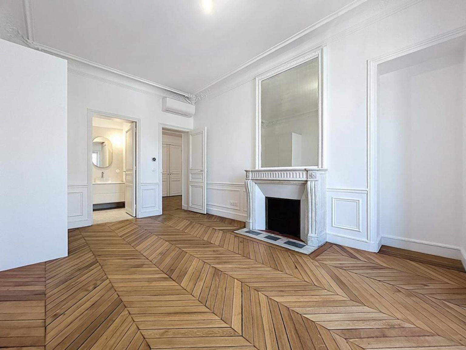 T5 de 156.93 non meublé, rue de Liège - Paris (8)