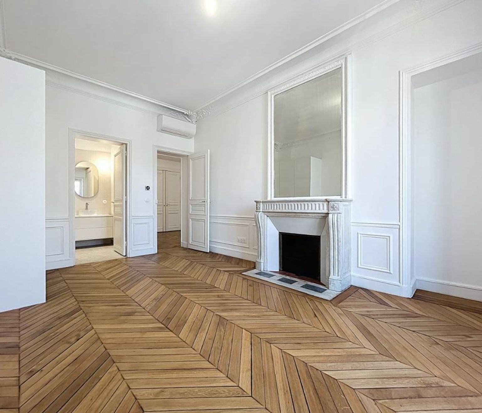 T5 de 156.93 non meublé, rue de Liège - Paris (8)