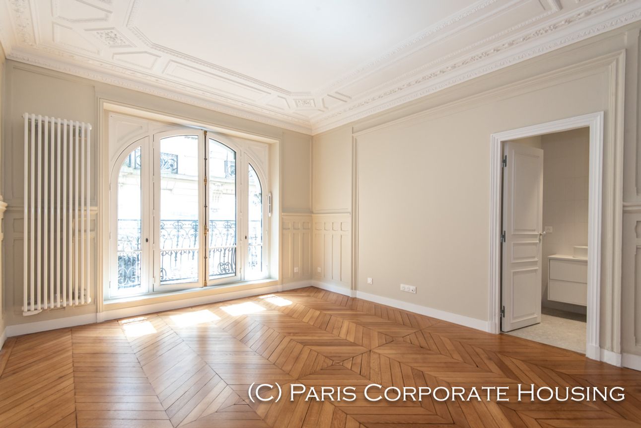 salon avec vue sur salle de bains