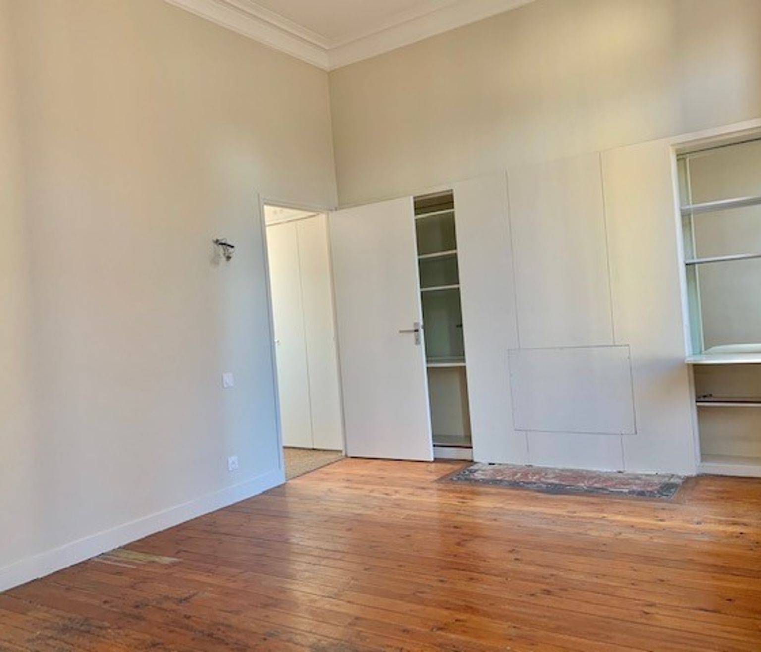 Location T6 de 214 m² rue Croix Baragnon avec cave et parking