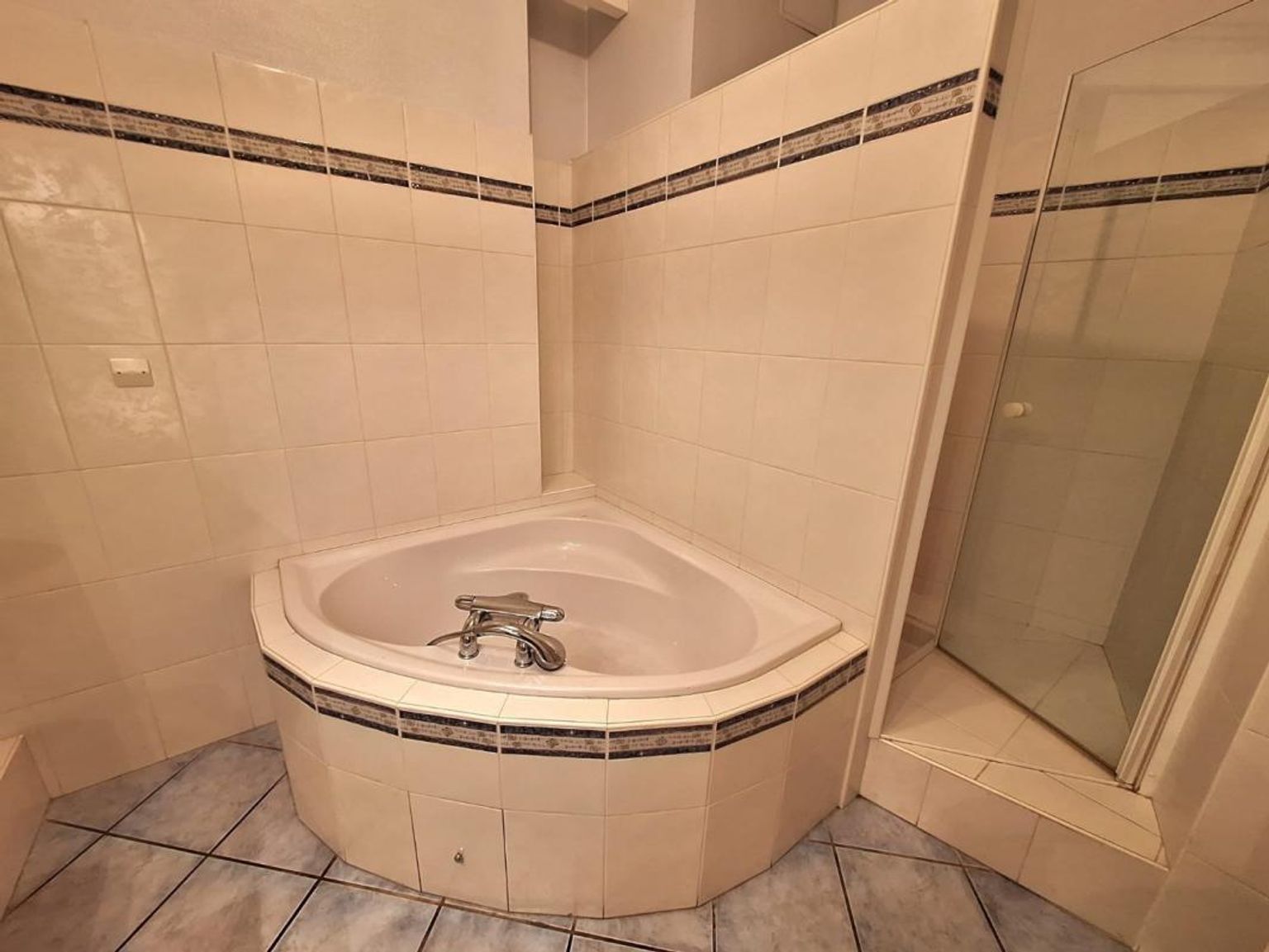 Location T4 de 119 m² Grand rond avec climatisation, ascesneur et balcon