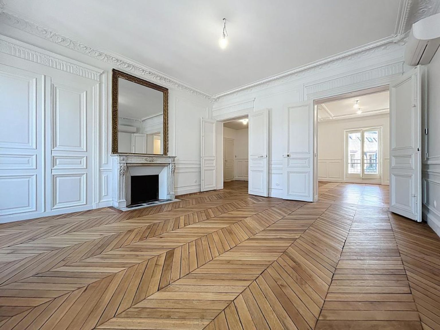 T5 de 156.93 non meublé, rue de Liège - Paris (8)