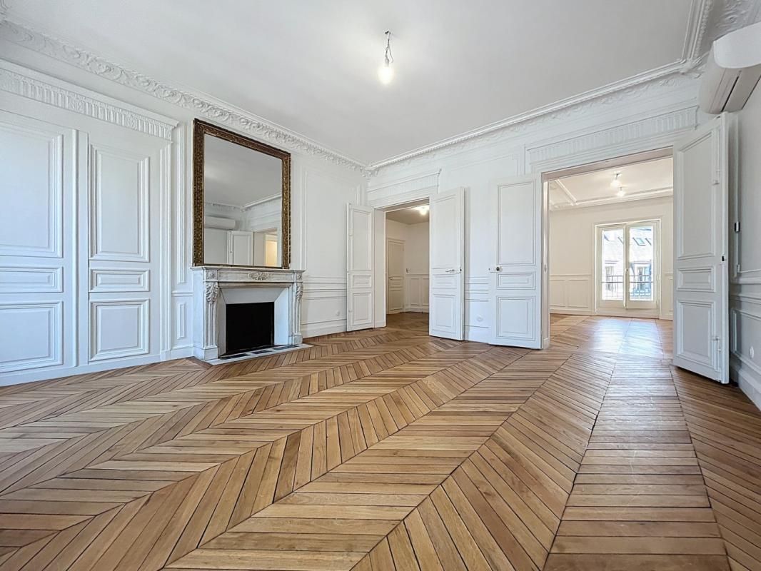 T5 de 156.93 non meublé, rue de Liège - Paris (8)