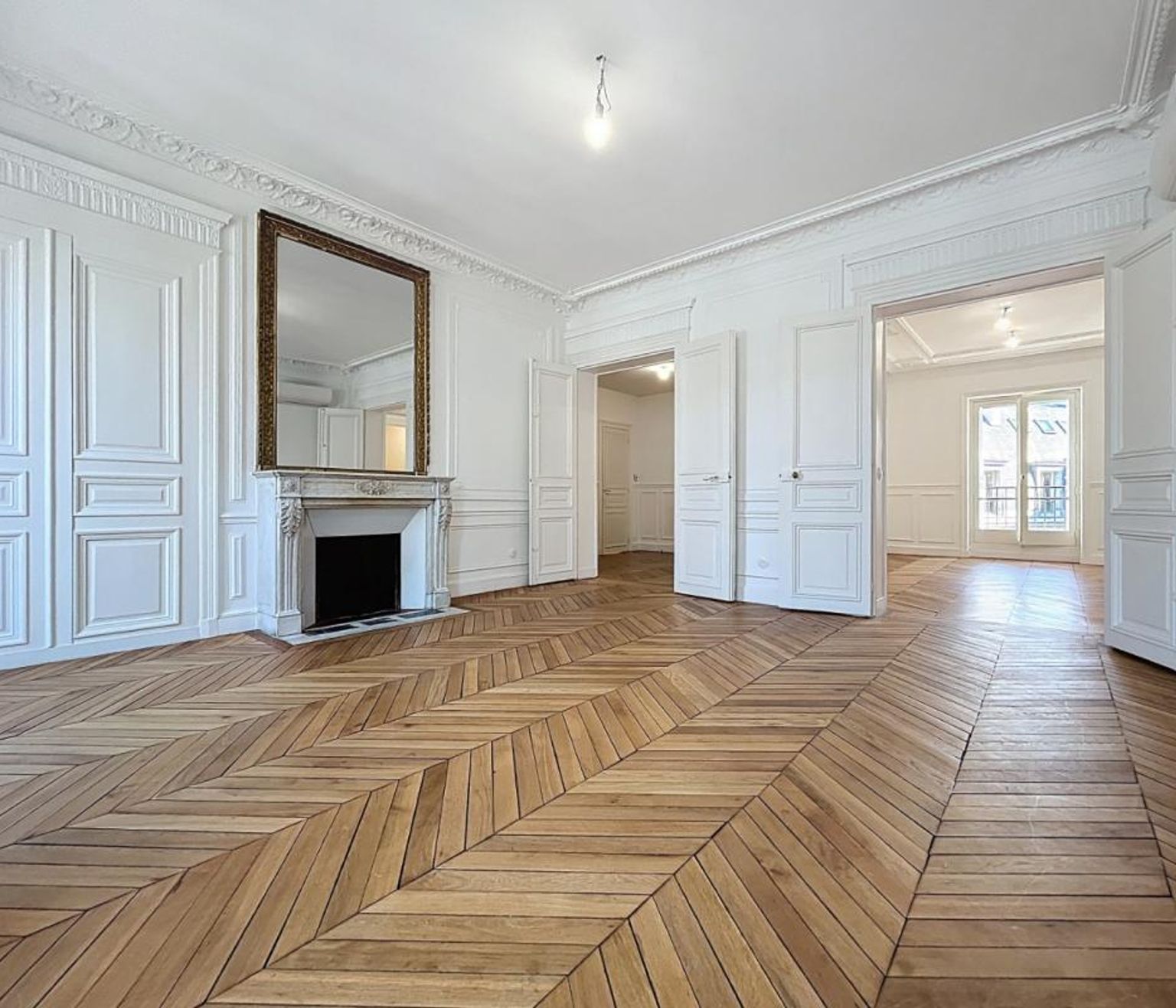 T5 de 156.93 non meublé, rue de Liège - Paris (8)