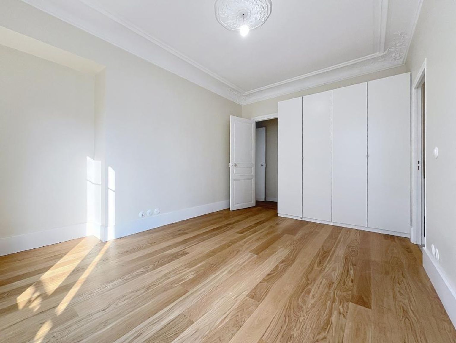 T5 non meublé, rue Paul Baudry - Paris (8)