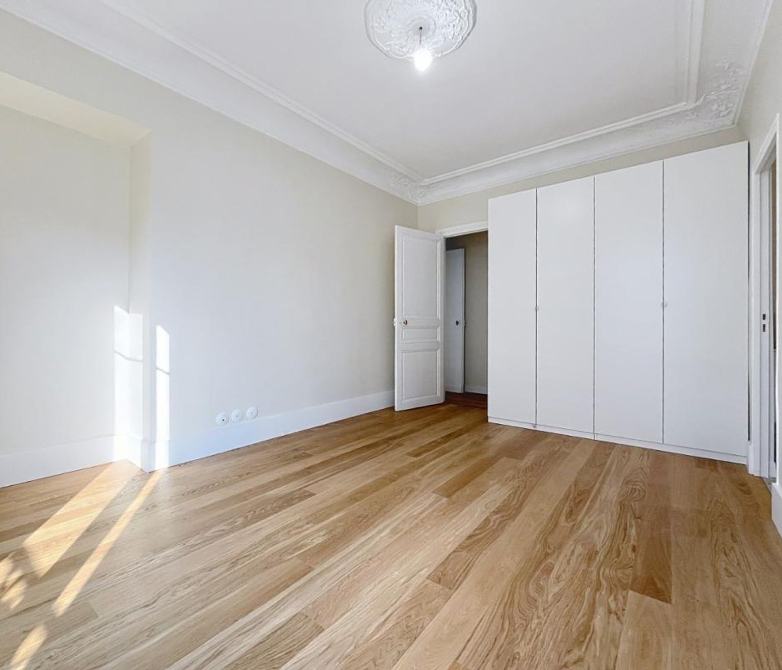 T5 non meublé, rue Paul Baudry - Paris (8)