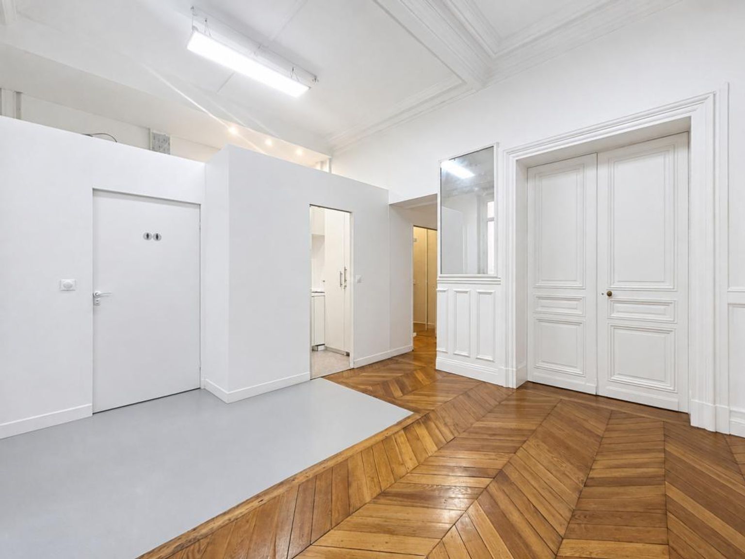 BUREAUX A LOUER - 102 M² - PARIS 8