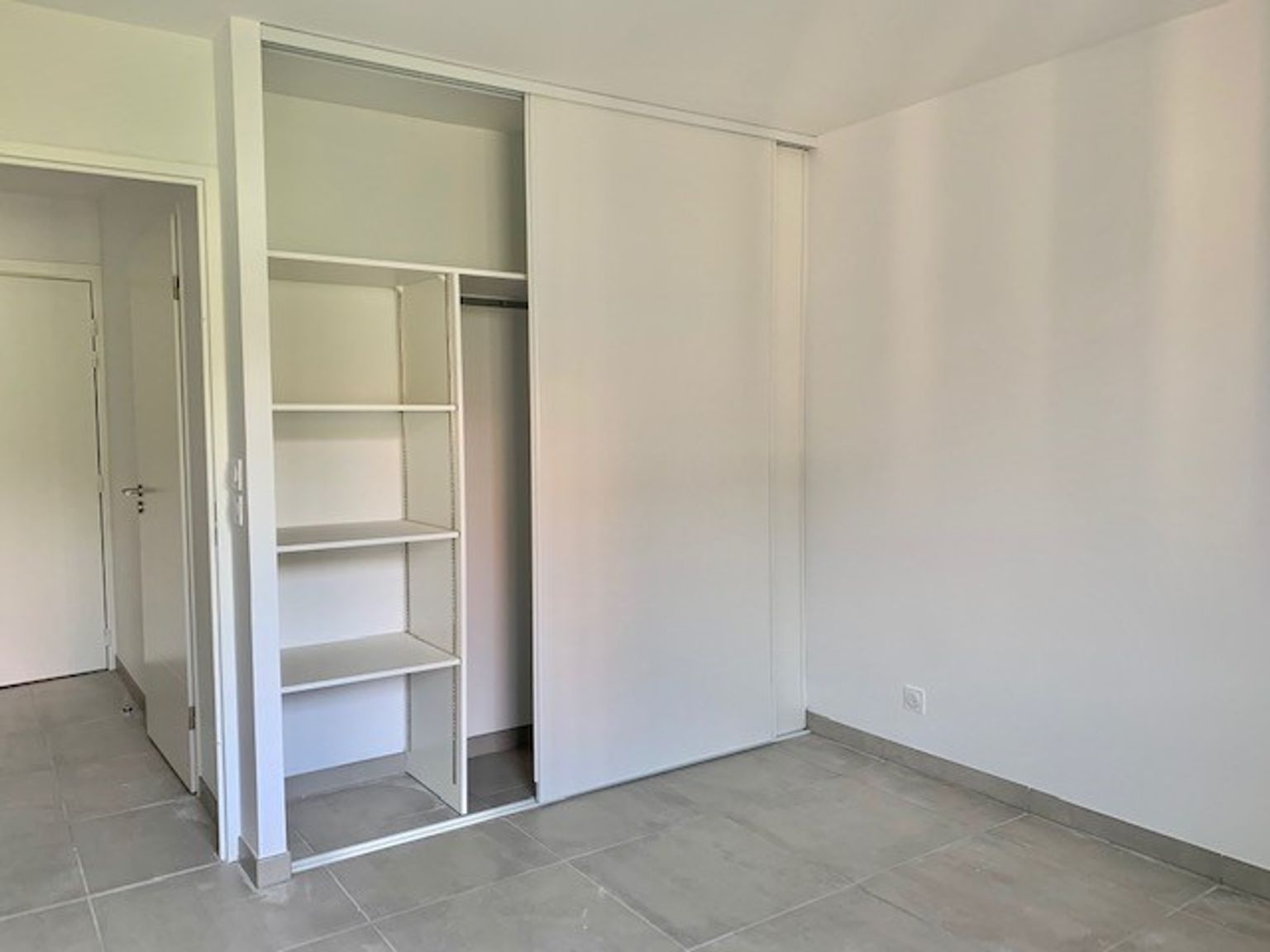 Location charmant T3 de 61 m² avec terrasse et place de parking