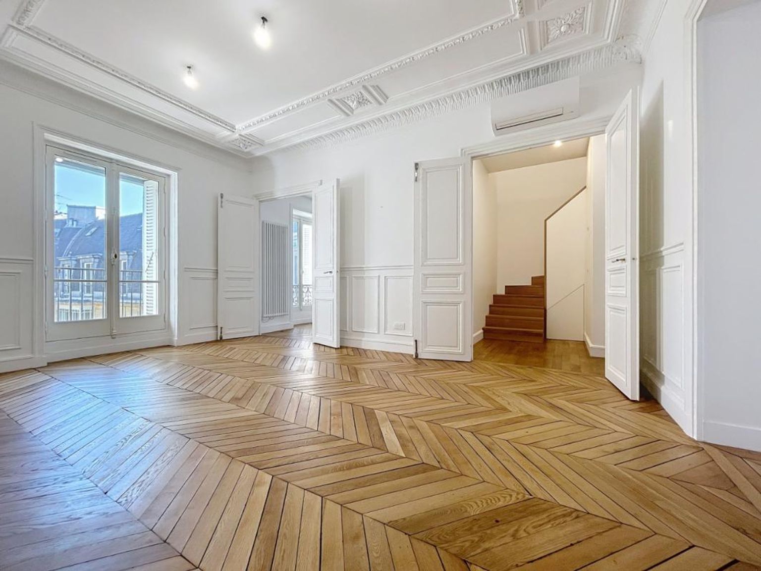 T5 de 156.93 non meublé, rue de Liège - Paris (8)